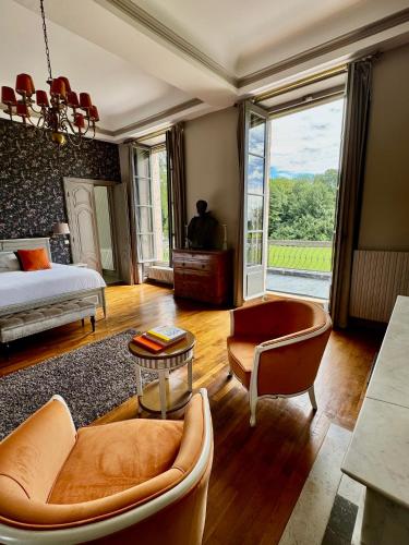 une chambre avec un lit, un canapé et une table dans l'établissement CHATEAU DE QUINCEY, à Quincey