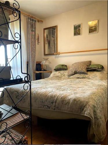 a bedroom with a large bed in a room at Panoramic Eagle in Montoso