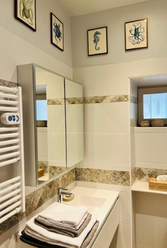 une salle de bain blanche avec un lavabo et un miroir dans l'établissement One bedroom apartment in the south Ardèche, à Saint-André-de-Cruzières