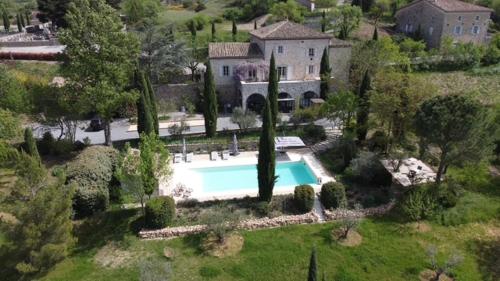 une vue aérienne d'une maison avec piscine dans l'établissement One bedroom apartment in the south Ardèche, à Saint-André-de-Cruzières