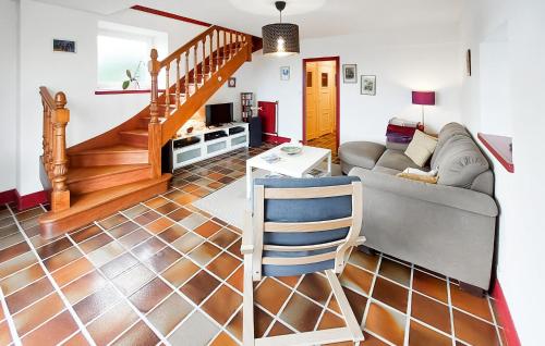 un salon avec un canapé et un escalier dans l'établissement Nice Home In Plouguerneau With Wifi, à Plouguerneau