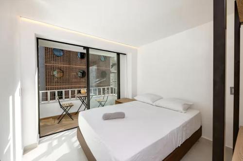 Giường trong phòng chung tại Luxury 5BR 6Bath Apartment with Jacuzzi in Manila