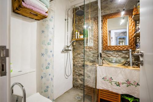 a bathroom with a shower and a sink at Casa Neverland in Vila Baleira