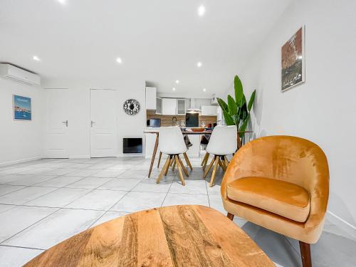 un salon avec une table et des chaises dans l'établissement Charmant T3 avec climatisation proche Narbonne, à Cuxac-dʼAude