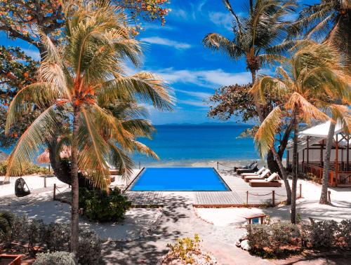 una vista de la playa desde el complejo en Bequia Beach Hotel - Luxury Boutique Resort, en Friendship