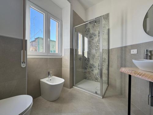 un bagno con doccia, WC e lavandino di Siracusa Centro a Siracusa