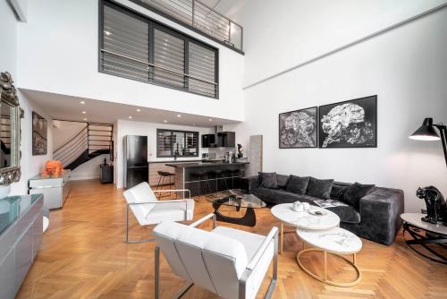 un salon avec un canapé, une table et des chaises dans l'établissement Triplex Gallia Luxe Cannes, à Cannes