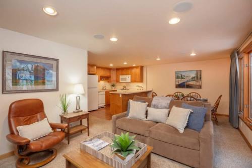 Comfort & Location - 2 BR, 2BA - Steps to Town photo 2