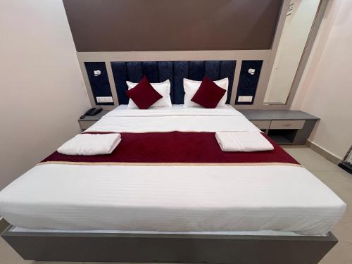Postel nebo postele na pokoji v ubytování Aksheta hotels Ayodhya Airport Road