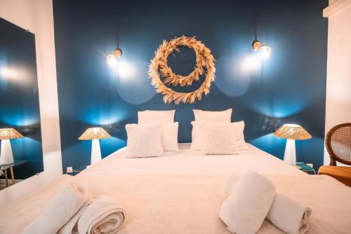 a bedroom with a large bed with towels on it at Le Duplex Gourmand - Clim et parking - WiFi in Montauban
