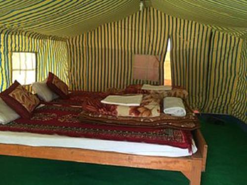 a bedroom with a bed in a yurt at Martsemik Camping Spangmik in Chimre