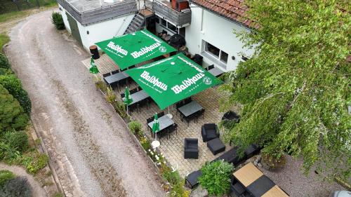 an overhead view of a green umbrella and tables and chairs at Hotel Engel Buch in Albbruck