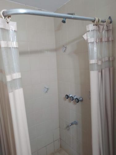 Ένα μπάνιο στο Casa dos dormitorios cochera a 100 metros del Mar en Claromeco