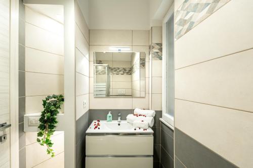 a bathroom with a sink and a mirror at MagicHouse 2 Camere 2 Bagni -15 min Colosseo in Rome