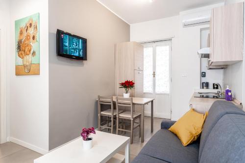 a living room with a blue couch and a table at MagicHouse 2 Camere 2 Bagni -15 min Colosseo in Rome