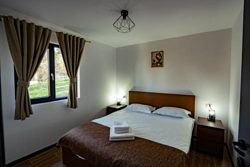 Ένα ή περισσότερα κρεβάτια σε δωμάτιο στο Casa Izvorul Negru Moisei