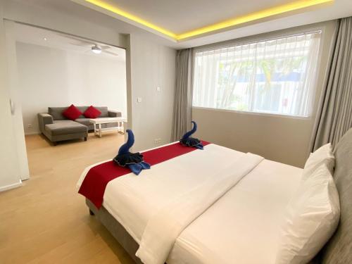 una camera da letto con un letto con due piccioni sopra di Coast Boutique Hotel a Kuta