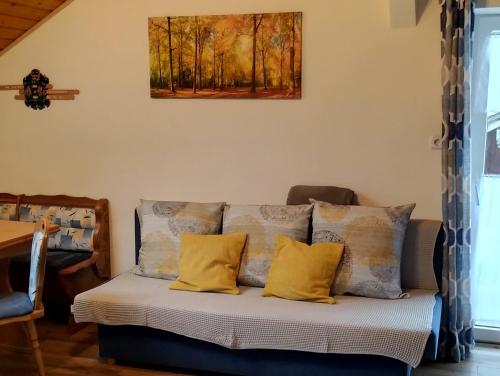 een bank met gele kussens in een kamer bij Bauernhof Gorihof in Aschau im Chiemgau
