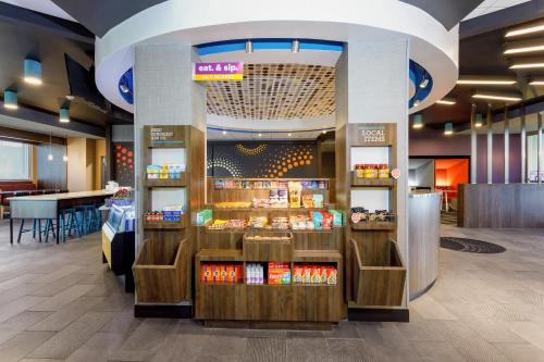 a store with a food counter in a mall at Tru By Hilton Panama City Beach in Panama City Beach