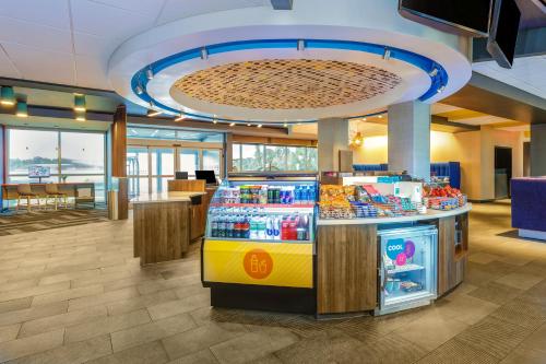 a store with a food stand in a mall at Tru By Hilton Panama City Beach in Panama City Beach