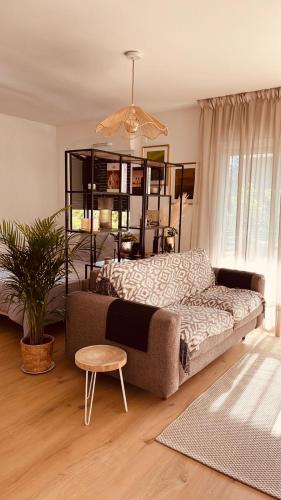 un salon avec un canapé et une table dans l'établissement Vue sur le MontBlanc, à Domancy