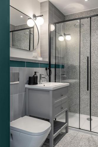 a bathroom with a toilet and a sink and a shower at Pensjonat Vyspa Gdynia in Gdynia