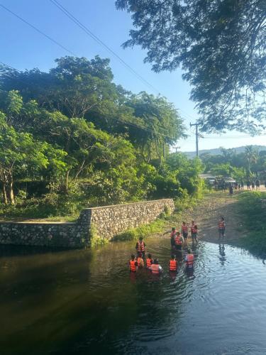 a group of people in the water in a river at ชลลดา ริเวอร์ โฮมสเตย์ แก่งกระจาน in Ban Wang Malako