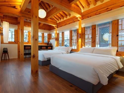 Кровать или кровати в номере AWIK Hanok Stay