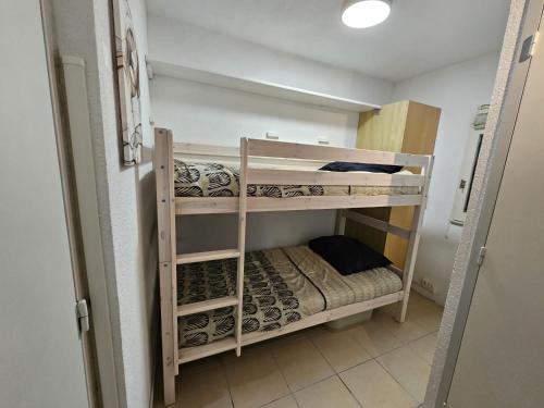 - deux lits superposés dans une petite chambre dans l'établissement L'écrin du lac, au Barcarès