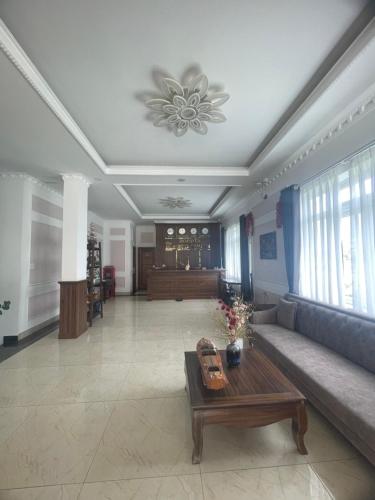 a living room with a couch and a table at Hodota Ankroet Hotel & Spa in Da Thanh