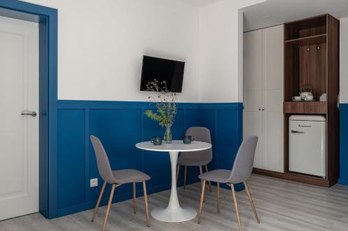 a dining room with a table and chairs and a tv at Pensjonat Vyspa Gdynia in Gdynia