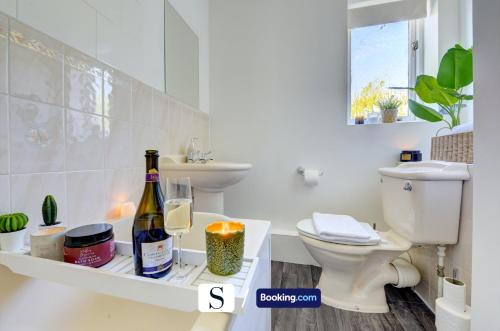 Koupelna v ubytování LastMinOffer 10pc Off I A Cute 2BR Semi-Detached Home I Dedicated Off-street Parking I Garden I Wifi I Short Term Let by SILVA I Long Term Rates Available