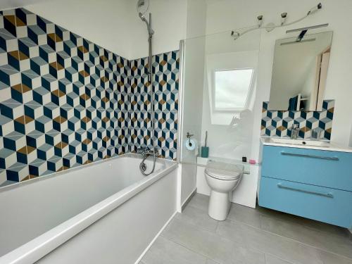 Ένα μπάνιο στο Duplex confortable, piscine, proche plage/Jumping