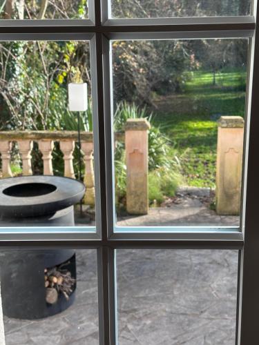 a window with a view of a fire pit outside at L'échappée belle in Bessancourt