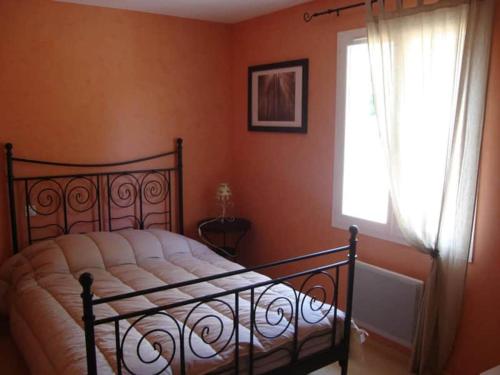 une chambre avec un lit et une fenêtre dans l'établissement Gîte de Combe Falce, à Salignac Eyvigues