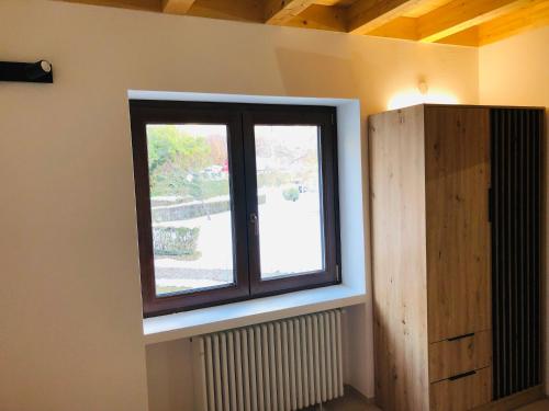 ventana en una habitación con radiador en Maison du Château Sarre, en Aosta