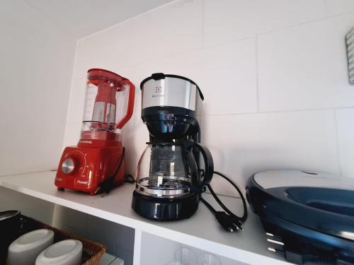 a blender sitting on a shelf in a kitchen at Apartamento Exclusivo Búzios Centro in Búzios