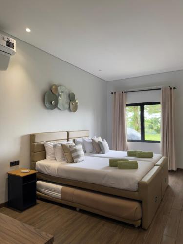 Postel nebo postele na pokoji v ubytování Annapurna Resort Puncak