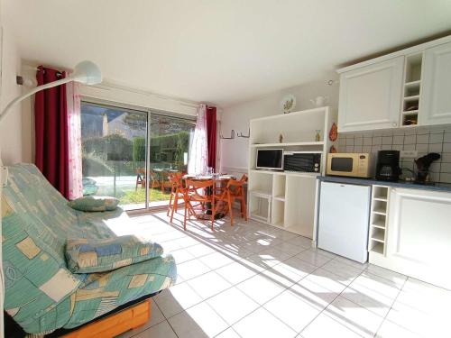 une cuisine et un salon avec un canapé et une table dans l'établissement Charmant T2 6 Pers - RDC - Terrasse Sud - St-Lary-Soulan - FR-1-457-264, à Saint-Lary-Soulan