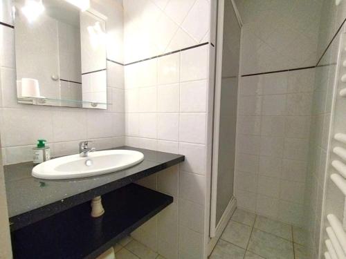 une salle de bain blanche avec un lavabo et un miroir dans l'établissement Charmant T2 6 Pers - RDC - Terrasse Sud - St-Lary-Soulan - FR-1-457-264, à Saint-Lary-Soulan