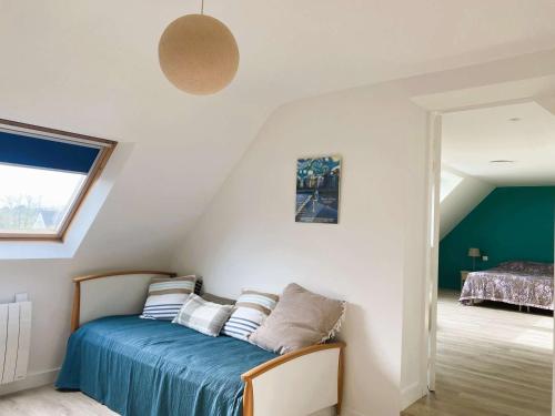 une chambre avec un lit avec des draps bleus et une fenêtre dans l'établissement Maison lumineuse 3 étoiles, proche plages, 4 chambres, terrasse et jardin à Beg-Meil - FR-1-481-84, à Fouesnant