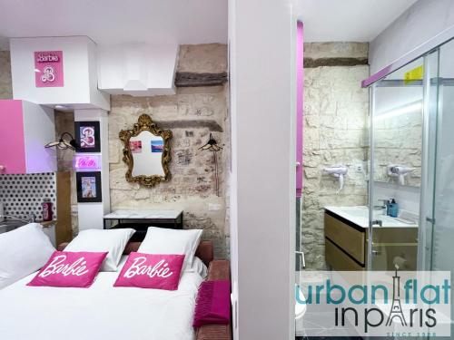 - une chambre avec des oreillers roses et blancs sur un lit dans l'établissement Urban Flat 193 - Barbie in Paris, à Paris