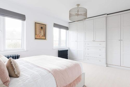 Postel nebo postele na pokoji v ubytování Chic 4-Bed Coastal Retreat in Heart of Bosham