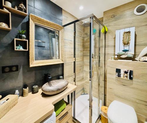 une salle de bain avec une douche, des toilettes et un lavabo dans l'établissement Bellissime studio tout confort vue sur la marina et la piscine, à Mandelieu-la-Napoule