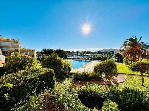 - une vue sur la piscine dans un parc dans l'établissement Bellissime studio tout confort vue sur la marina et la piscine, à Mandelieu-la-Napoule
