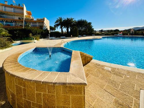 Bellissime studio tout confort vue sur la marina et la piscine