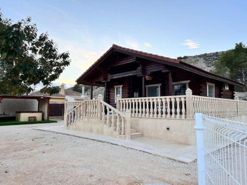 La casica de madera con Jacuzzi exterior y barbacoa