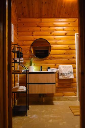 Foto La casica de madera con Jacuzzi exterior y barbacoa 5