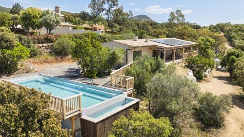 une vue aérienne d'une maison avec piscine dans l'établissement Villa Gaïa, 6 pers, piscine chauffée, 3 min plage, à Sainte-Lucie de Porto-Vecchio
