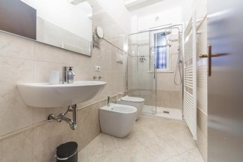 Charming 2-Bedroom Apartment in Milanese Building